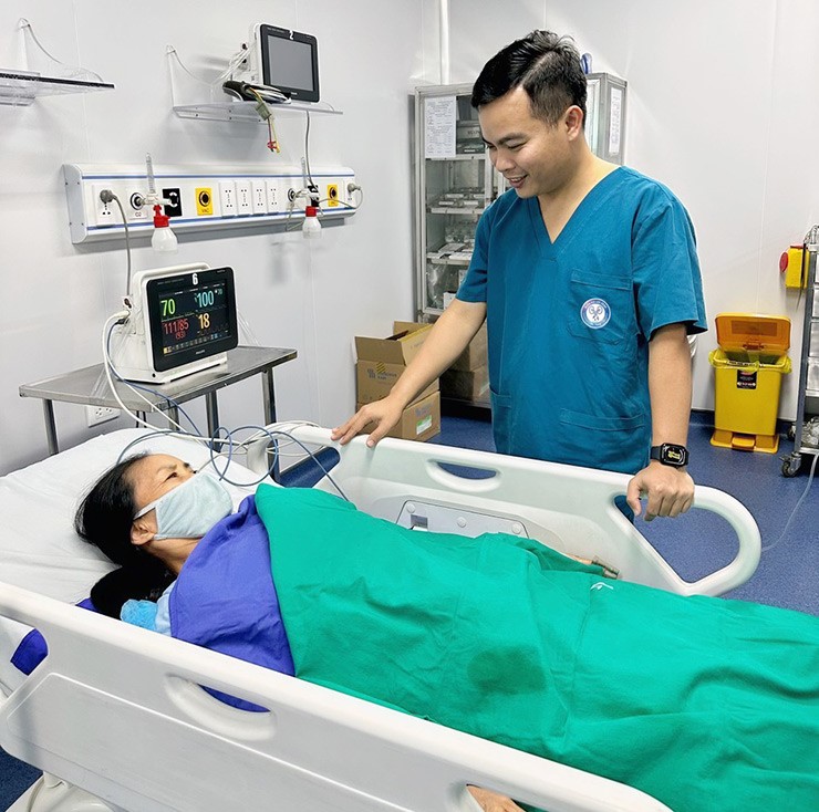 Bác sĩ Tùng nhấn mạnh, khi có biểu hiện của sỏi thận, bệnh nhân cần đến cơ sở y tế để được thăm khám và điều trị, càng sớm càng tốt