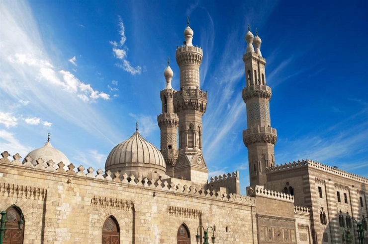 6. Đại học Al-Azhar, Ai Cập

Đại học Al-Azhar ở Cairo, Ai Cậ có từ năm 970 sau Công nguyên và là một trong những trường đại học lớn nhất thế giới. Trường nằm bên trong Nhà thờ Hồi giáo Al-Azhar có từ thời Fatimid. Nếu ghé thăm nơi đây, bạn không nên bỏ qua sân trong bằng đá cẩm thạch trắng của nhà thờ Hồi giáo.
