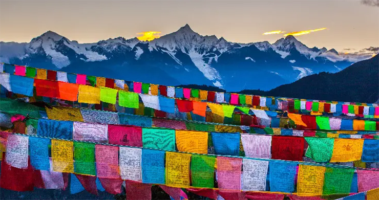 Shangri-La: Ở phía tây nam của huyện Deqin, Shangri-La và dãy núi tuyết Meili xung quanh là nơi hành hương linh thiêng của người dân Tây Tạng. Dãy núi có 13 đỉnh và đỉnh chính là Kawagebo, cao 6.740m trên mực nước biển. Điểm nhấn quan trọng nhất chính là cảnh bình minh vàng rực trên những đỉnh núi phủ tuyết ngoạn mục này.
