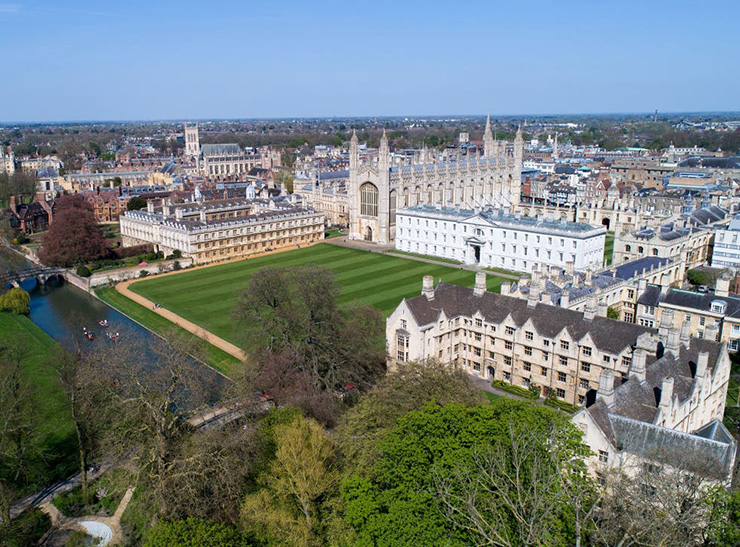 Trường đại học Đại học Cambridge có 35 trường cao đẳng, 3 trường cao đẳng dành cho nữ sinh và 2 trường sau đại học chuyên ngành. Mỗi trường có bối cảnh lịch sử khác nhau, có hệ thống đào tạo độc đáo. Trong đó, Trinity College và King's College là nổi tiếng nhất. 
