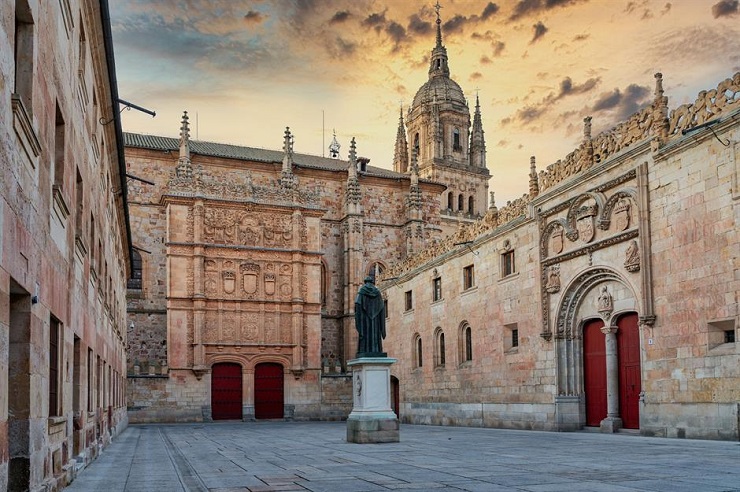 7. Đại học Salamanca, Tây Ban Nha

Đại học Salamanca được thành lập vào thế kỷ 12, tổ chức này là một trong những trường đại học lâu đời nhất còn tồn tại. Trường được Vua Alfonso IX trao tặng Hiến chương Hoàng gia vào năm 1218 và là sự pha trộn giữa kiến ​​trúc Romanesque, Gothic, Moorish, Renaissance và Baroque. Toàn bộ thành phố Salamanca đã được UNESCO công nhận là Di sản Thế giới vào năm 1988.
