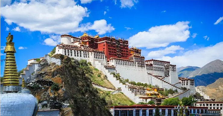 Tây Tạng: Tây Tạng nằm trong dãy Himalaya lưu giữ nhiều điều bí ẩn về Shangri-la đã mất. Từ những hồ nước linh thiêng hoang sơ đến đỉnh núi cao nhất thế giới — núi Everest; từ đồng cỏ Changtang rộng lớn hoang sơ đến hẻm núi Yarlung-Tsangpo sâu thẳm, nóc nhà của Thế giới tràn ngập vẻ đẹp nguyên sơ đáng kinh ngạc.
