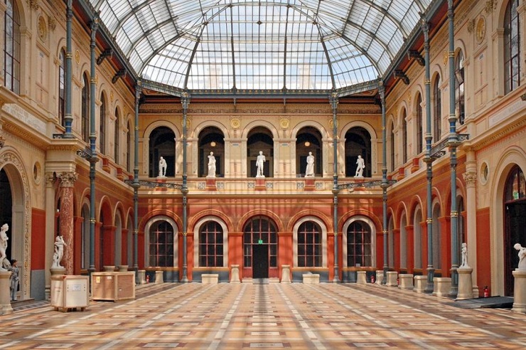 8. École Nationale Supérieure des Beaux-Arts de Paris, Pháp

École Nationale Supérieure des Beaux-Arts de Paris, hay Trường Mỹ thuật Quốc gia, nằm ở trung tâm Paris và được thành lập vào những năm 1600. Ngôi trường danh giá này lưu giữ một bộ sưu tập đồ sộ các tác phẩm và từng giảng dạy những người như Pierre-Auguste Renoir và Eugène Delacroix. Nếu bạn muốn thăm quan bên trong, hãy nhớ xem lịch triển lãm và sự kiện của trường.
