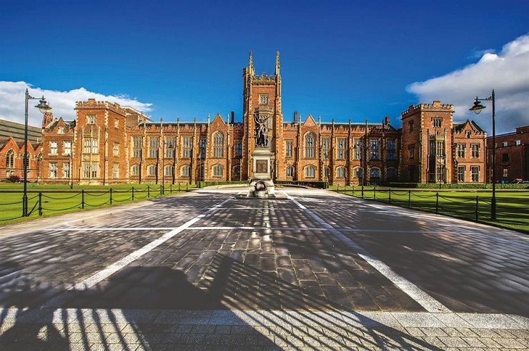 9. Đại học Queen's Belfast, Bắc Ireland

Nép mình ở trung tâm thành phố Belfast, Đại học Queen's mở cửa vào năm 1849 và là nơi có 250 tòa nhà. Tòa nhà Lanyon, được đặt theo tên của kiến ​​trúc sư Sir Charles Lanyon, là trung tâm của đại học và có mặt tiền bằng gạch đỏ nổi bật cùng nội thất hiện đại, cửa sổ kính màu và trần hình vòm thùng.
