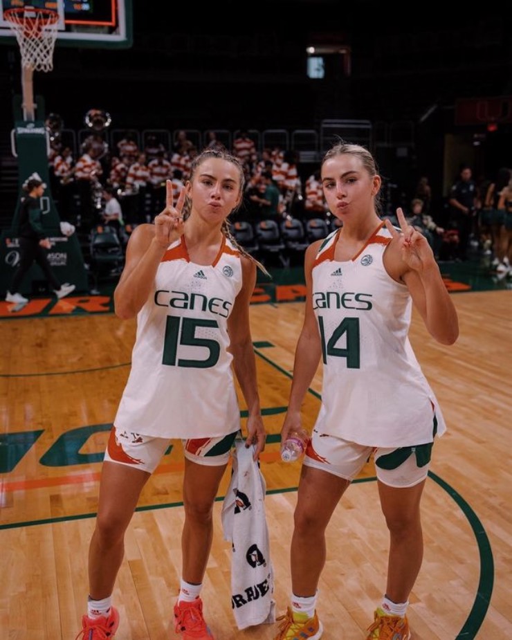 Song sinh bóng rổ đẹp như "thiên thần", đăng ảnh "nóng" kiếm triệu đô - 8