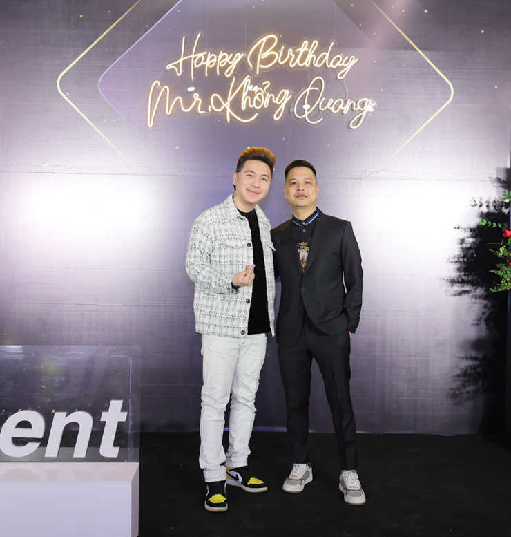 Minh Vương M4U (trái) tới chúc mừng sinh nhật bầu show Khổng Quang (phải)