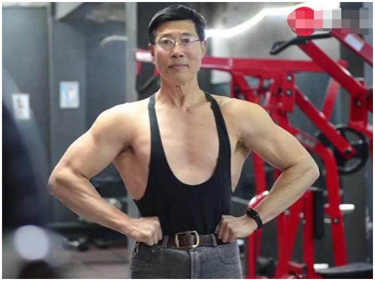 Body cường tráng của ông Wang khi đã ngoài 70.