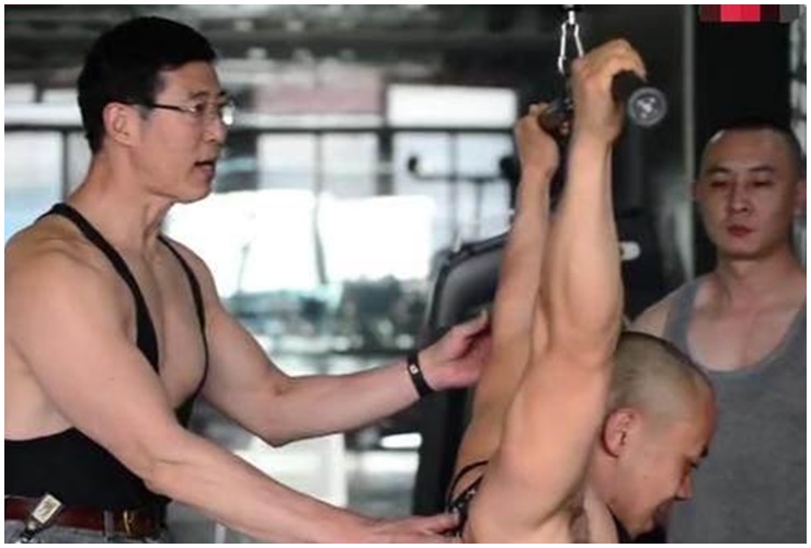 Người đàn ông này luôn khuyến khích thế hệ trẻ tập thể dục.