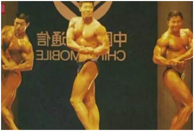 Ông Wang thời trẻ khi đi thi đấu thể hình.