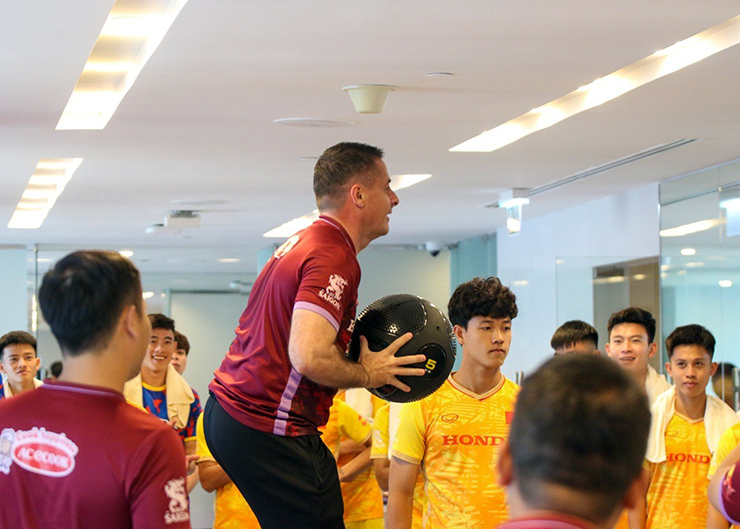 Khoảng 11h30 ngày 20/3, các thành viên của U23 Việt Nam được yêu cầu có mặt tại phòng gym của khách sạn tại Doha (Qatar) để bắt đầu buổi tập dưới sự hướng dẫn cửa HLV thể lực Cedric Roger.