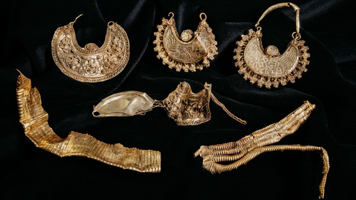Kho báu thời trung cổ do một thợ dò kim loại ở Hà Lan khai quật được chứa những món đồ trang sức bằng vàng từ thế kỷ 11.