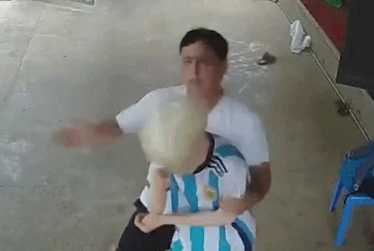 Triệu tập người đàn ông đánh đập bé trai 14 tuổi ở Hà Nội - 1