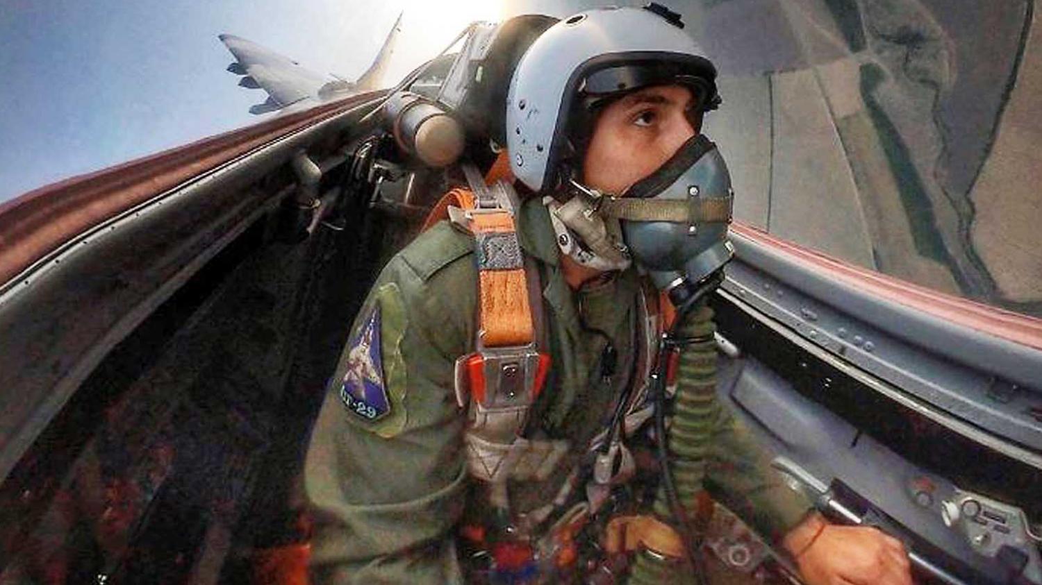 Một phi công Ukraine điều khiển chiến đấu cơ.