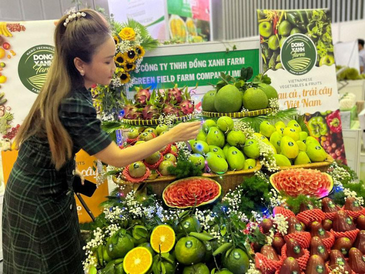 Thanh long, xoài, bưởi, cam… được giới thiệu tại triển lãm quốc tế chuyên ngành sản xuất và chế biến rau, hoa, quả Việt Nam năm 2023. Ảnh: TÚ UYÊN