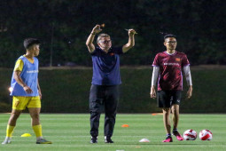 U23 Việt Nam đi tập lúc nửa đêm, HLV Troussier chọn đội trưởng cực ”dị”