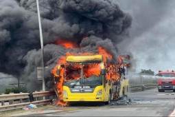 Xe khách chở gần 40 người bốc cháy ngùn ngụt khi đang di chuyển