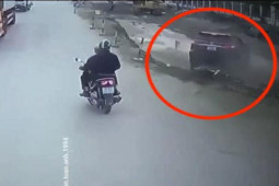 Clip: Ô tô tông văng lái xe máy rồi lao xuống hố, tài xế hốt hoảng rời khỏi xe