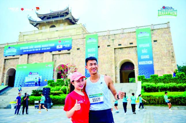 VĐV Trịnh Quốc Lượng và vợ luôn đồng hành cùng nhau ở các giải chạy