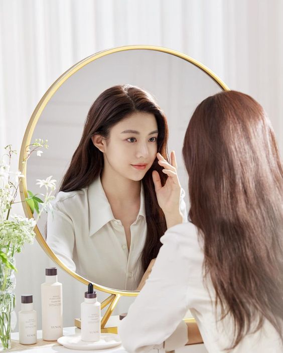 Vì niacinamide có khả năng chống viêm nên da phản ứng rất ít với nó và các tác dụng phụ như kích ứng là không bình thường. Nó phải tương thích với hầu hết các sản phẩm chăm sóc da khác và để có kết quả tốt nhất, hãy sử dụng sản phẩm còn sót lại như kem dưỡng ẩm.