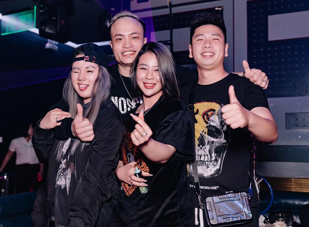 DJ CoLondon (thứ 2 từ trái sang) nhận được sự ủng hộ lớn từ bạn bè và người hâm mộ trong nước.