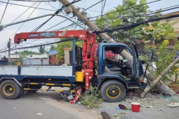 Tin tức trong ngày - Đồng Nai: Xe cẩu tông 1 người chết, khiến gần 6.400 hộ dân mất điện
