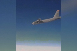 Thế giới - Video: Su-35 Nga chặn "pháo đài bay" của Mỹ