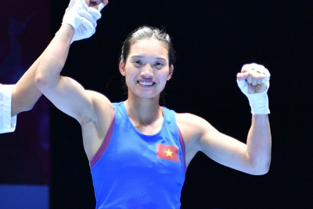 Nguyễn Thị Tâm đánh đối thủ ngã ra sàn, vào tứ kết boxing thế giới