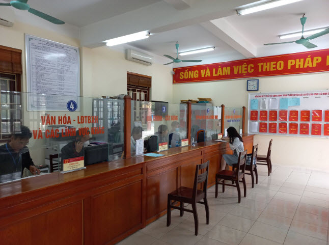 Công dân đến làm việc tại bộ phận "một cửa" của UBND xã Ninh Sở, huyện Thường Tín.