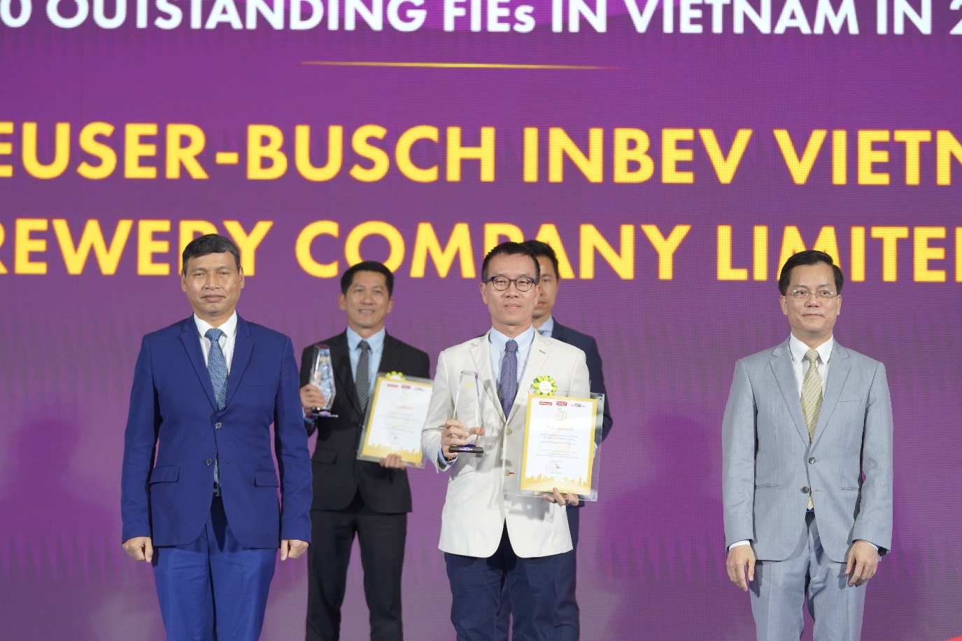 Ông Trương Văn Toàn – Giám đốc Pháp lý và Đối ngoại công ty TNHH Bia Anheuser-Busch InBev Việt Nam nhận giải thưởng Doanh Nghiệp dẫn đầu trong hành trình ESG trong chương trình Rồng Vàng năm 2023.