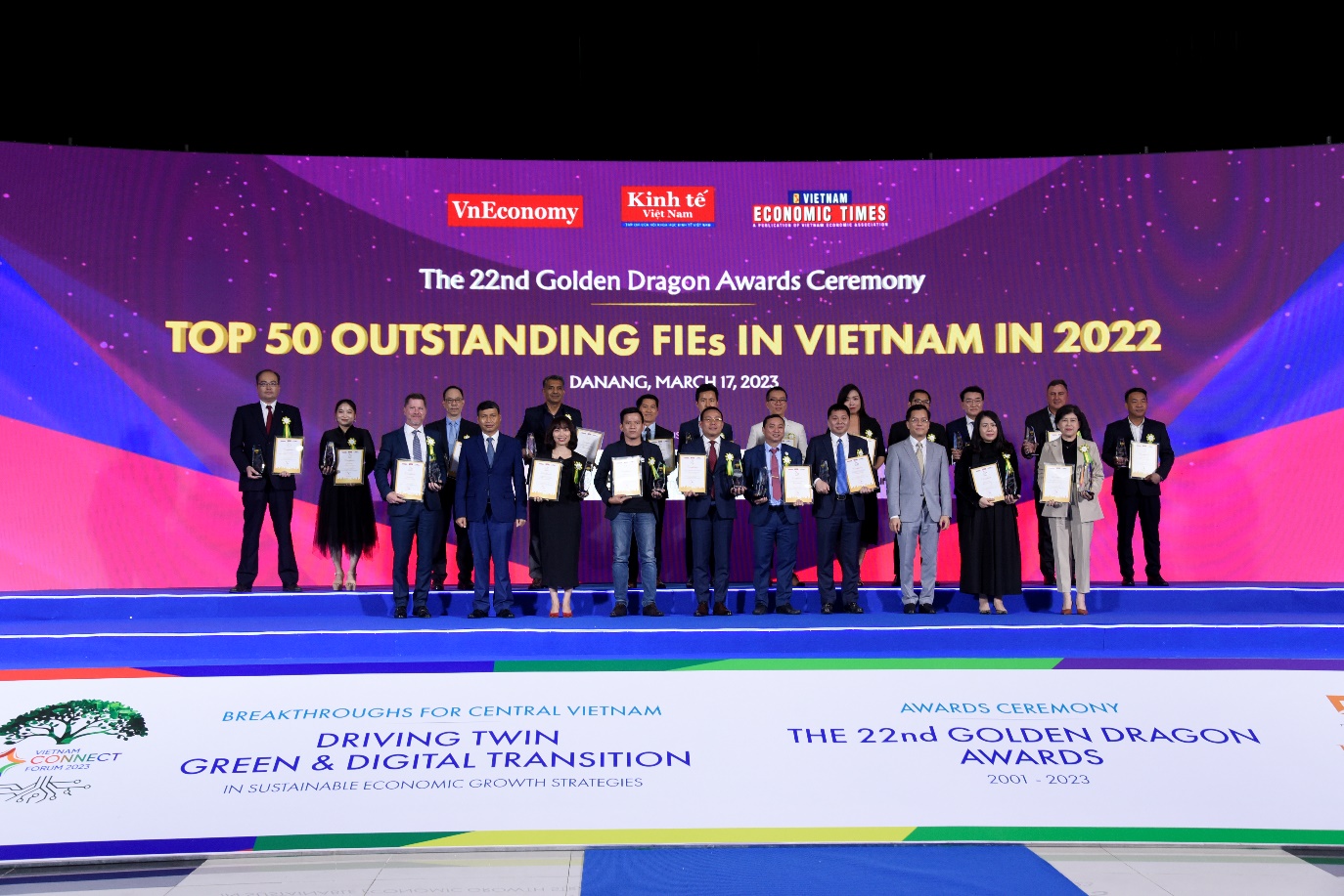 Ông Trương Văn Toàn – đại diện tập đoàn AB InBev Việt Nam tự hào nhận giải thưởng Doanh Nghiệp dẫn đầu trong hành trình ESG trong chương trình Rồng Vàng 2023.