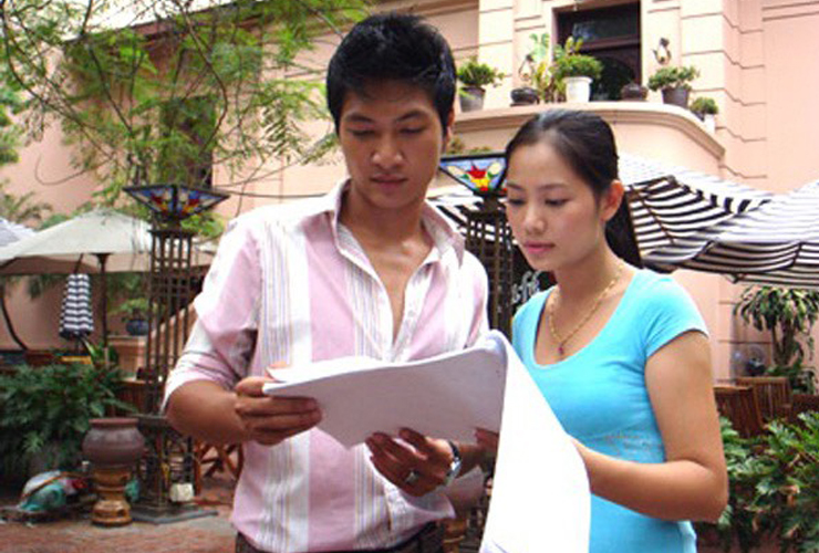 "Những cánh hoa bay" năm 2008 là bộ phim đưa tên tuổi của Thu Hiền và Mạnh Trường đến gần với khán giả màn ảnh nhỏ.