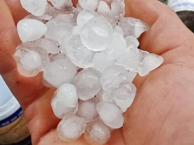 Tin tức trong ngày - Dông, tố lốc, mưa đá xuất hiện ở huyện miền núi Nghệ An