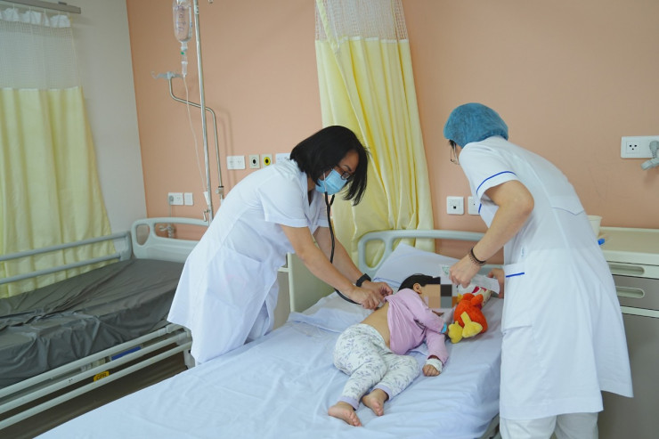 Trẻ mắc cúm A được điều trị tại Bệnh viện Trung ương Quân đội 108. Ảnh BVCC