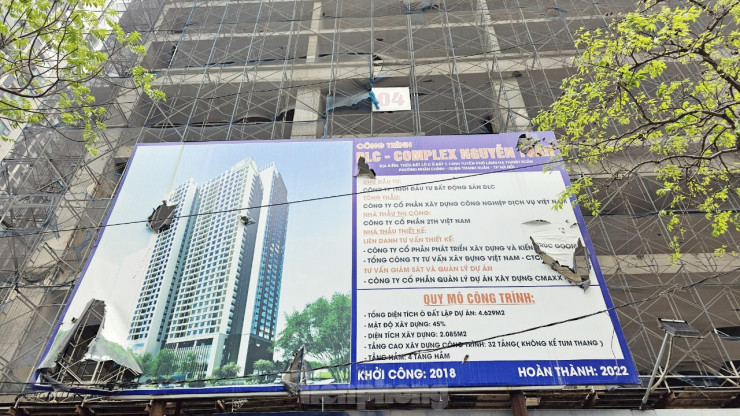 Theo hợp đồng mua bán căn hộ, thời gian dự kiến bàn giao căn hộ cho người dân vào cuối năm 2021. Tuy nhiên, đến nay dự án vẫn chỉ là khối bê tông khổng lồ, chủ đầu tư đã 4 lần lùi tiến độ bàn giao nhà khiến hàng trăm khách hàng như “ngồi trên đống lửa”, xuống đường băng rôn đòi nhà .