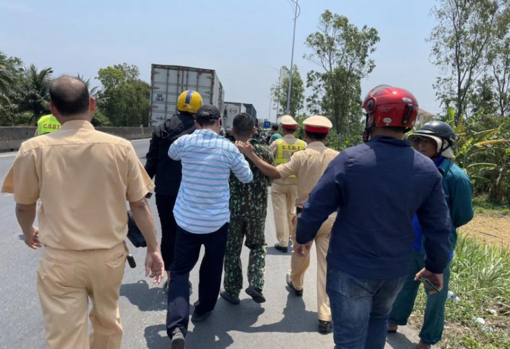 Bắt giữ và dẫn giải Nguyễn Văn Công về Trạm CSGT Tuy An