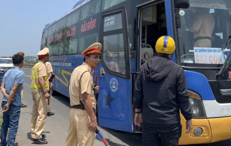 Kiểm tra xe khách giường nằm có nghi can&nbsp;đang trong hành trình tẩu thoát