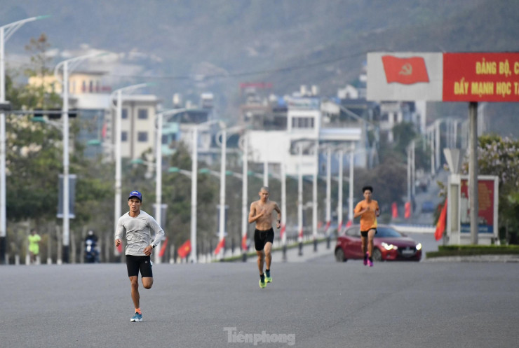 Từ sáng sớm, nhiều vận động viên đã tập luyện trên các tuyến đường của thành phố Lai Châu (tỉnh Lai Châu) để chuẩn bị cho giải Vô địch Quốc gia Marathon và cự ly dài báo Tiền Phong lần thứ 64 - năm 2023.