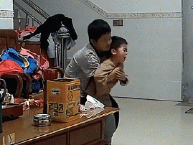 Media - Clip: Bé trai phản ứng cực thông minh, cứu em thoát nạn khi bị hóc kẹo