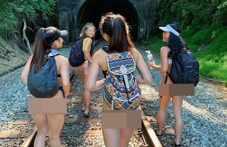  4 cô gái trẻ Nhật Bản mặc đồ bơi nhỏ xíu đi thám hiểm "đường hầm bị nguyền rủa" ở Fukouka
