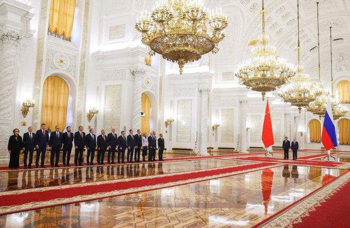 Hai nhà lãnh đạo xuất hiện giữa sảnh lớn của Điện Kremlin - Ảnh: SPUTNIK/REUTERS