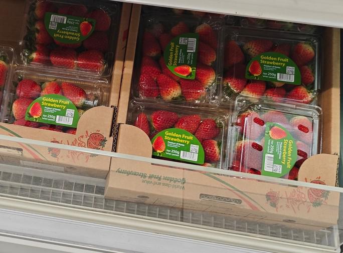 Dâu tây Hàn Quốc hình thức đẹp, bao bì bắt mắt chiếm lĩnh thị trường dù giá cao ngất