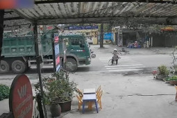 Ô tô - Clip: Hú hồn xe đạp đối đầu xe tải, thoát nạn trong gang tấc