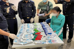 Pháp luật - CLIP: Cận cảnh soi chiếu phát hiện 11,48 kg ma túy do 4 tiếp viên Vietnam Airlines vận chuyển