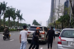 Tin tức trong ngày - Xôn xao clip người đi xe Lexus giật điện thoại người đi xe máy