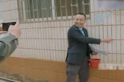 Clip hài hước - Người đàn ông "đa năng" làm nhiều nghề nhưng mãi vẫn nghèo