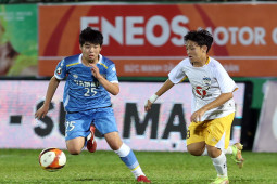 Bóng đá - HLV Kiatisak gây chú ý trong ngày "gà nòi" nhà bầu Đức đấu CLB Nhật Bản