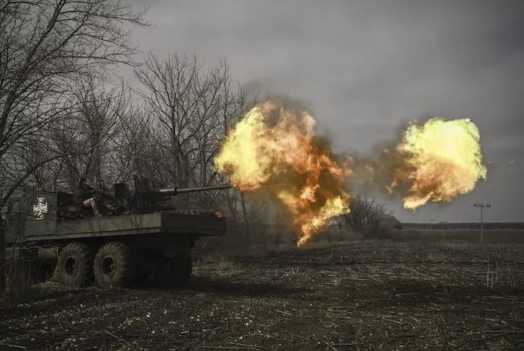 Binh sĩ Ukraine nã hỏa lực ở Bakhmut trong giao tranh với các lực lượng Nga.
