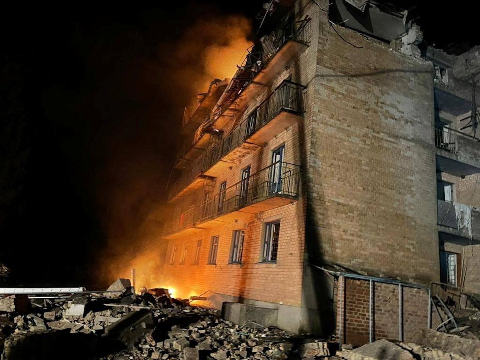 Một tòa nhà ở Kiev bị UAV đánh trúng hôm 22/3 (ảnh: CNN)