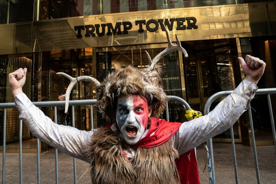 Một người ủng hộ ông Trump đứng dưới tháp Trump ở New York (ảnh: Reuters)