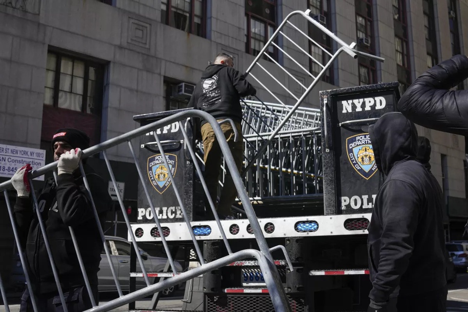 Cảnh sát dựng rào chắn ở tòa án quận Manhattan (ảnh: Reuters)